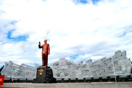 Inauguran monumento de Tío Ho con etnias de Tay Nguyen